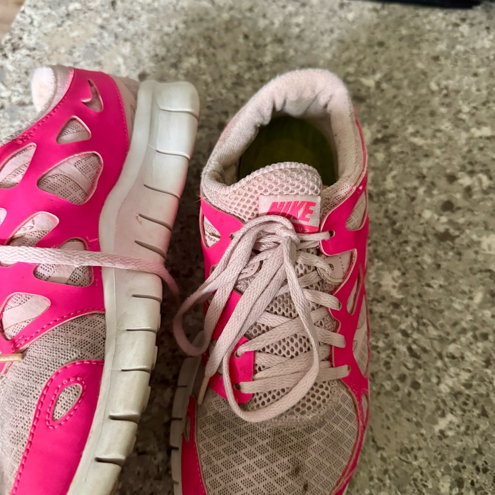 Nike l Women's Hot Pink Sneakers l Nike Free Run l Size : 8 - Picture 2 of 10